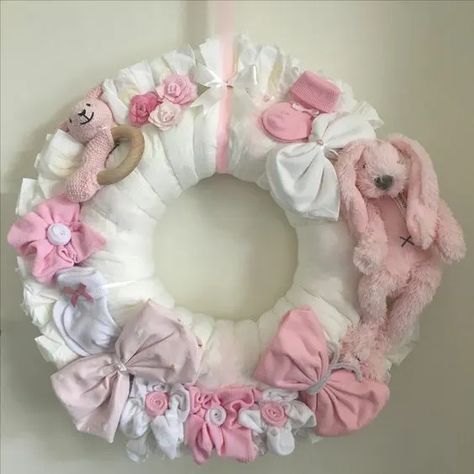 40+ Easy Baby Shower Ideas for Girls - Holidappy Easy Baby Shower, Baby Shower Wreath, Diaper Wreath, Diaper Gifts, Baby Shower Baskets, Nappy Cakes, Baby Shower Crafts, Baby Shower Gift Basket, Baby Shower Diaper Cake