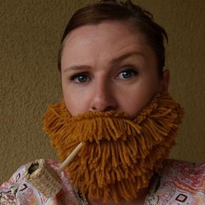 DIY Yarn Beards {Tutorial}  I think I need to make one! duck dynasty watchin' beard club. @Elizabeth Steward-Betts  @Vanessa Cox we could wear them to work! hehehe Felt Beard, Yarn Beard, Glitter Beards, Diy Beard, Diy Yarn, Sewing Elastic, Quick Crafts, Gag Gifts Funny, Grow Beard