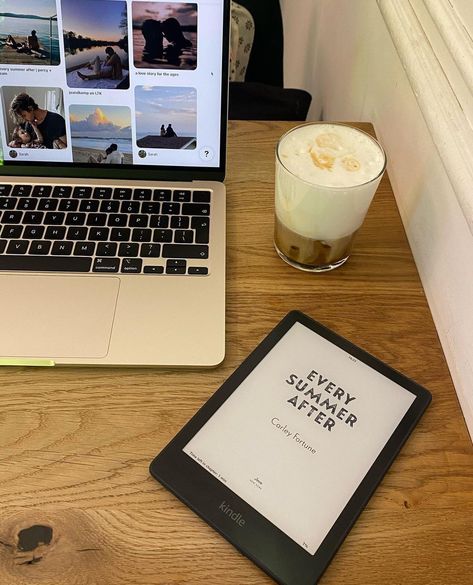 Kindle Bookstagram, Kindle Basic, Kindle Aesthetic, Digital Reading, Kindle Paperwhite, Ebook Reader, Coffee And Books, Book Reader, Insta Photo Ideas