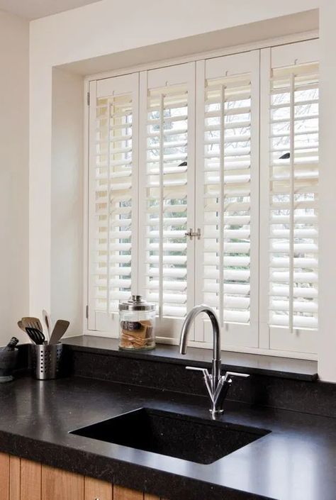 33 Stylish Kitchen Window Blinds Ideas » EcstasyCoffee Kitchen Window Shutters Over Sink, Roller Blinds Kitchen, Kitchen Window Blinds, Kitchen Shutters, Wooden Window Blinds, Florida Kitchen, Indoor Shutters, White Shutters, Interior Window Shutters