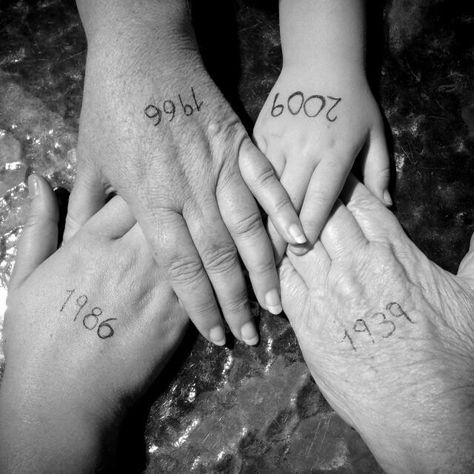 Very cool idea 4 Generations Photo, Generation Pictures, Generation Photo, Nature Camping, Hand Images, Foto Shoot, Mother's Day Cards, Hand Pictures, Camera Hacks