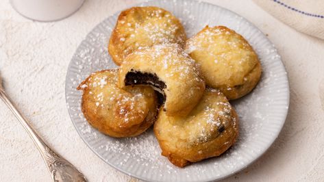 These deep-fried Oreos are the perfect treat, and they're easier to make at home than you may think. Deep Fried Oreos Recipe, Fried Oreos Recipe, Sour Milk Recipes, Deep Fried Oreos, Sour Milk, Hamburger Recipe, Fried Oreos, Vegetarian Cookies, Brisket Recipe