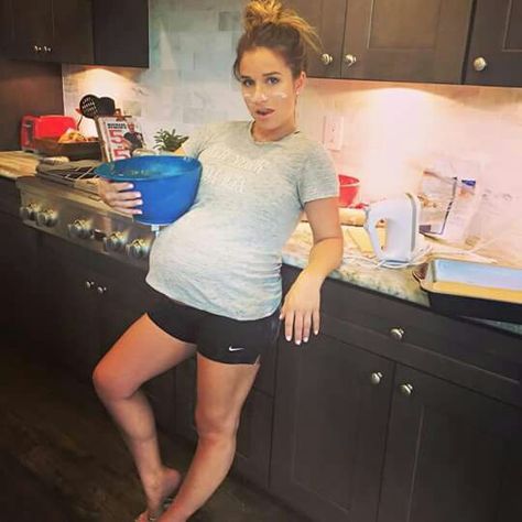 Baking....Bitch- Jessie James Decker  Gotta love her...my idol. So down to earth and funny.😄🍪🎂 Jessie James Decker Pregnant, Chrissy Teagan, Eric And Jessie Decker, Stitch Fix Maternity, Jessica James Decker, Jesse James Decker, Mom Bear, Eric Decker, Jessica James