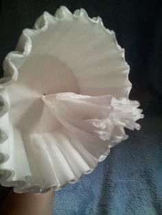 Coffee Filter Flowers Wedding, Coffee Filter Flowers Diy, Coffee Filter Roses, Cupcake Liner Flowers, Crepe Flowers, Coffee Filter Wreath, Tissue Paper Flowers Diy, Coffee Filter Crafts, Coffee Filter Flowers