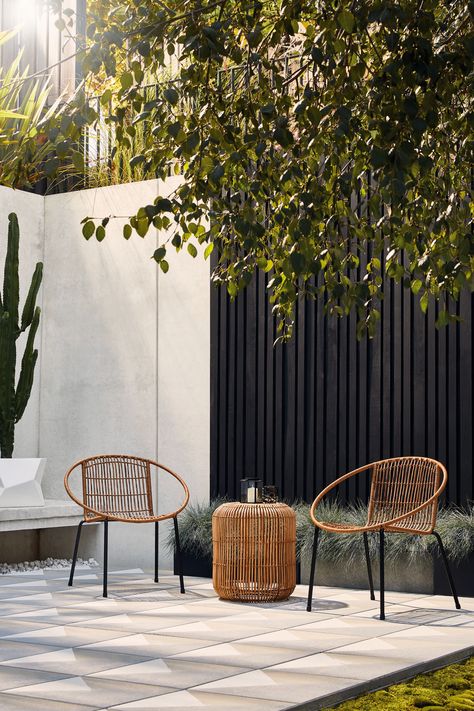 the best minimalist outdoor furniture - Habitat - minimalist garden - contemporary garden - black fencing - rattan furniture Japandi Garden, Minimalist Outdoor Furniture, Contemporary Outdoor Furniture, Black Fence, Minimalist Garden, 카페 인테리어 디자인, Diy Garden Furniture, Contemporary Garden, Wicker Chairs