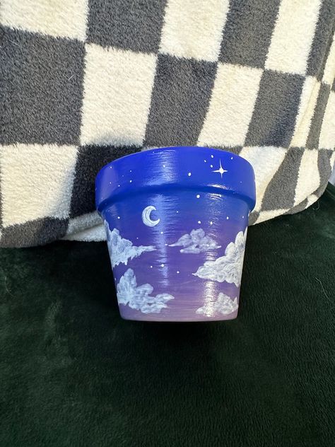 Aesthetic Pot Painting, Can Painting Ideas, Painted Vases Diy, Planter Pot Ideas, Ceramic Vase Painting Ideas, Painting Pots Ideas, Plant Pot Painting Ideas, Vase Painting Ideas, Dreamy Night Sky