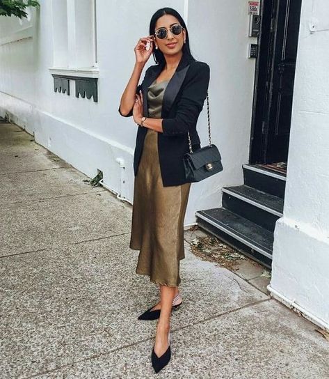 Skirts Style, Satin Skirts, Slip Dress Outfit, Cami Outfit, Photographie Portrait Inspiration, Fashionable Outfits, Night Out Outfit, Satin Skirt, Looks Chic