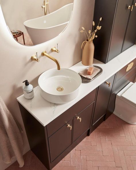 Add a touch of luxury to your bathroom with this decadent Roper Rhodes Elan range in black 🖤 Roper Rhodes Bathroom, Toilet Inspiration, Roper Rhodes, Rhodes, Range, Black