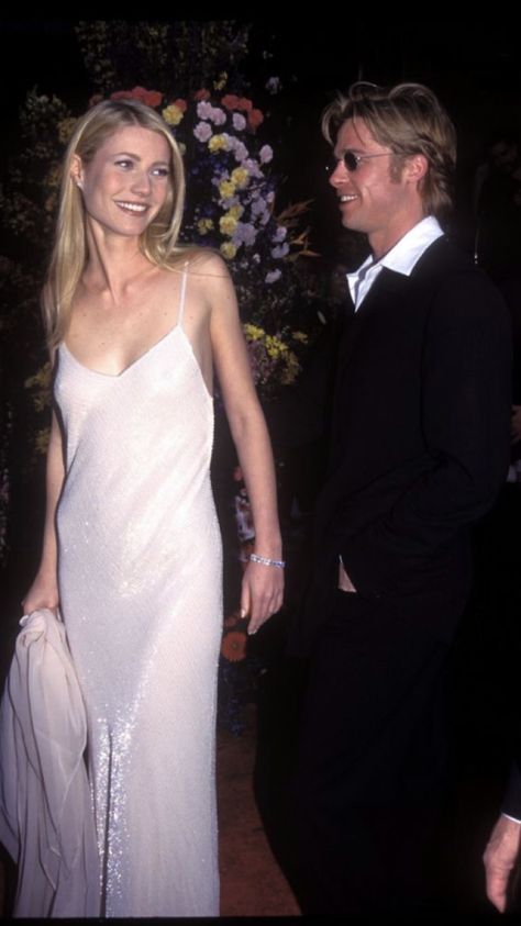 90s Style Icons, 1999 Fashion, 90s Couples, Fashion History Timeline, Stylish Couple, Michelle Pfeiffer, Mtv Movie Awards, 1990s Fashion, Cindy Crawford