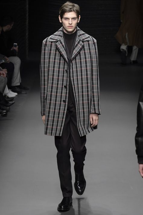 Salvatore Ferragamo Fall 2017 Menswear Collection Photos - Vogue Salvatore Ferragamo Men, Gq Magazine, Mens Fashion Urban, Mens Fall, Fall 2017, Men Looks, Men's Collection, Milan Fashion Week, Salvatore Ferragamo