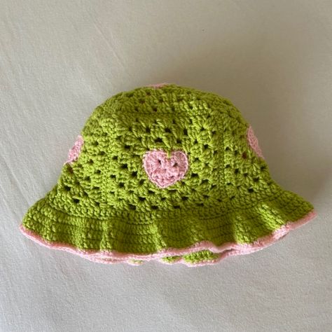 Heart Bucket Hat, Yarn Clothes, Easy Crochet Hat, Crochet Business, Crochet Bucket Hat, Crochet Inspo, Hat Ideas, Cute Cute, Green And Pink