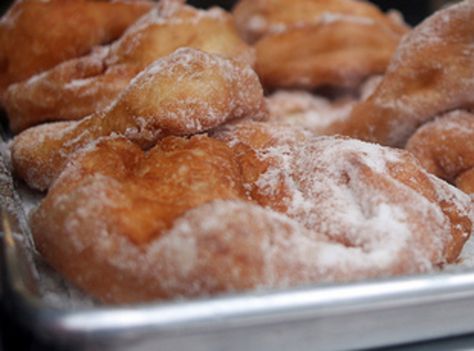 Portuguese Donuts Recipe, Malasadas Recipe Portuguese, Malasadas Recipe, Portuguese Sweet Bread, Portuguese Desserts, Donuts Recipe, Doughnut Recipe, Portuguese Recipes, Donut Recipes