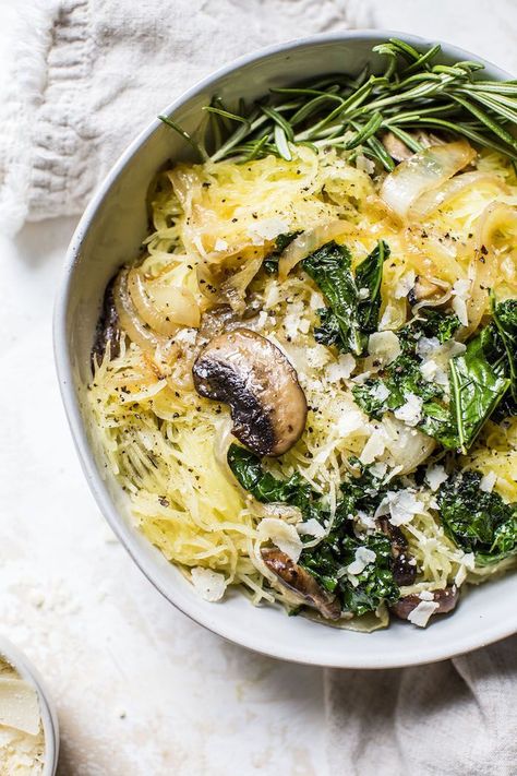 caramelized onion spaghetti squash - Delicious! I added kalamata olives and sundried tomatoes, and used spinach instead of kale (what I had) Onion Spaghetti, Spaghetti Squash Recipes Healthy, Low Carb Meal, Spaghetti Squash Recipes, Low Carb Cookies, Caramelized Onion, Squash Recipes, Spaghetti Squash, Mushroom Recipes