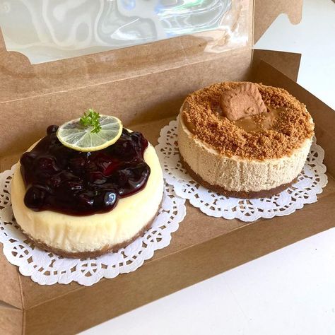 #food #deliciousfood #foodlover #yummy #foodpics Mini Cheesecakes Aesthetic, Cheesecake Aesthetic, Burnt Cheesecake, Cafe Cake, Cake Cafe, Baking Packaging, Bakery Menu, Tasty Baking, Food Drinks Dessert