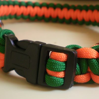 Dogster DIY: How to Make a Paracord Dog Collar - tried this and it's super easy! Paracord Dog Collar, Dog Training Aggression, Homemade Dog Toys, Diy Dog Collar, Rope Projects, Paracord Dog Collars, Collar Tips, Parachute Cord, Different Ideas