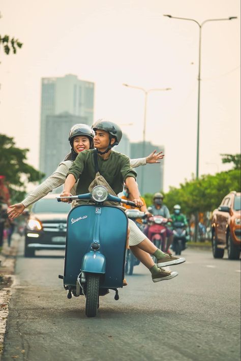 Prewedding Vespa, Vespa Couple, Couple Vedios, Scooter Couple, Motorcycle Couple Photography, Vespa Aesthetic, Mens Fashion Aesthetic, Pre Wedding Photoshoot Outfit, Luxury Couple