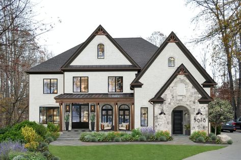 Tudor Style Homes Exterior, English Tudor House Exterior, Modern Tudor House Exterior, Home Exterior Colors Schemes, Tudor House Exterior, English Tudor Homes, Custom Porch, Tudor Homes, Modern Tudor