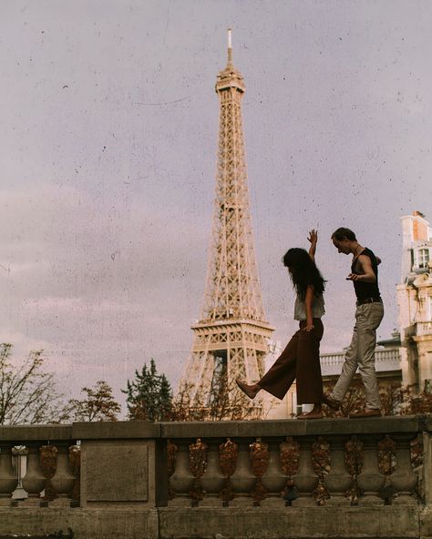 O’BRIEN AND OLIVE on Instagram: “✨💌 WE WOULD LOVE TO WRITE TO YOU! 💌✨ With speckled letters and stardusted sentences, handcrafted musings from our messy minds intertwined…” Vintage Foto's, Fotografi Vintage, Paris Aesthetic, Foto Poses, Trik Fotografi, Jolie Photo, Oui Oui, A Bridge, Two People