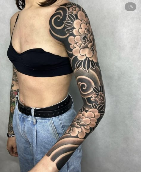 Tattoo Brazo Mujer, Traditional Japanese Tattoo Sleeve, Negative Tattoo, Mujeres Tattoo, Full Hand Tattoo, Hand Tattoos For Girls, Blackout Tattoo, Traditional Tattoo Sleeve, Mother Tattoos