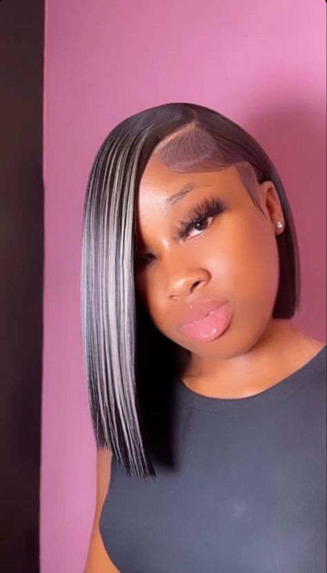 Frontal Bob Wig Side Part With Color, Side Part Bob With Highlights, Bob Hairstyles For Black Women Colored, Bob With Highlights Black Women, Black And Blonde Bob, Sidepart Bob, Quick Weave Hairstyles Bobs, Side Part Bob Wig, Colored Bob