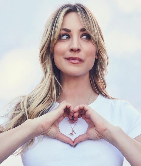 Kaley Cuoco on Instagram: “I’m so proud to partner with @ravenfinejewelers on this perfect 🦋 necklace where half the proceeds benefit a cause near to my heart and…” Kailey Cuoco, Kaley Cuoco Hair, Kayley Cuoco, Kaley Couco, Blonde Actresses, Kaley Cuoco, Jessica Chastain, Saturday Night Live, Flight Attendant