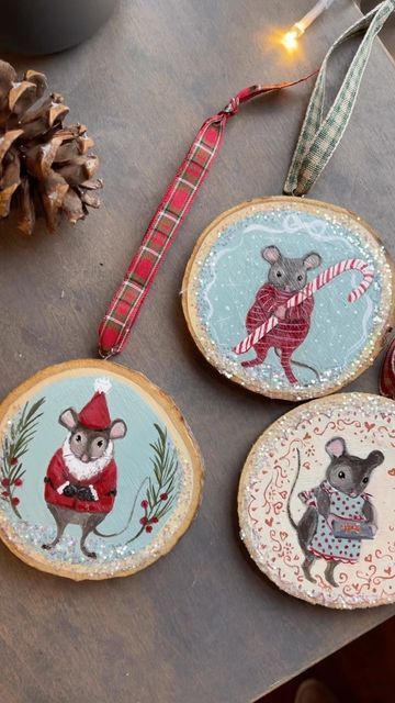 Jamie Lauby Art, Christmas Art Class Ideas, Christmas Mouse Painting, Wood Painting Christmas, Christmas Painting Ornaments, Painted Christmas Crafts, Rustic Diy Christmas Decor, Wood Round Christmas Ornaments, Christmas Mouse Illustration