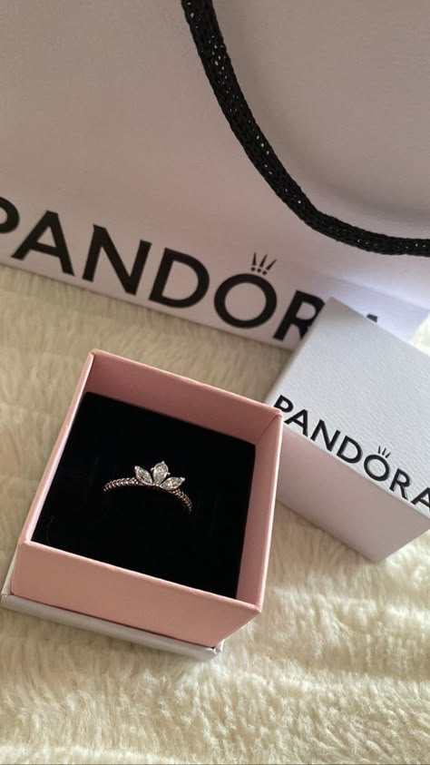 Promise Rings Pandora, Pandora Bracelet Charms Ideas, Cute Promise Rings, Pandora Bracelet Designs, Pandora Ring, Promise Ring For Her, Jewelry Delicate, Dream Gift, Pandora Rings