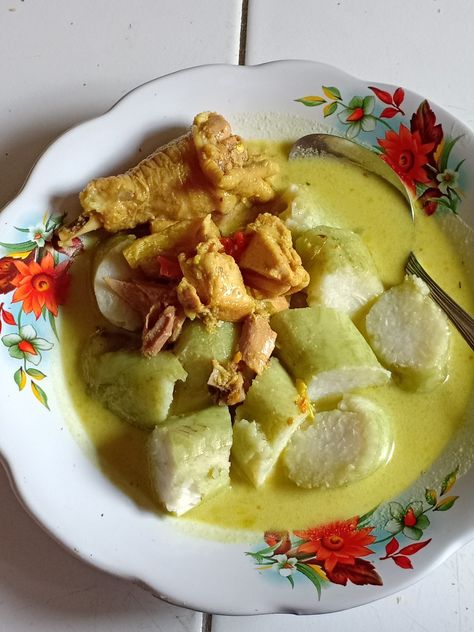 Opor ayam Menu Sahur, Opor Ayam, Indonesian Recipes, Indonesian Cuisine, Kitchen Smells, Food Gallery, Be Authentic, Braised Chicken, Snap Food