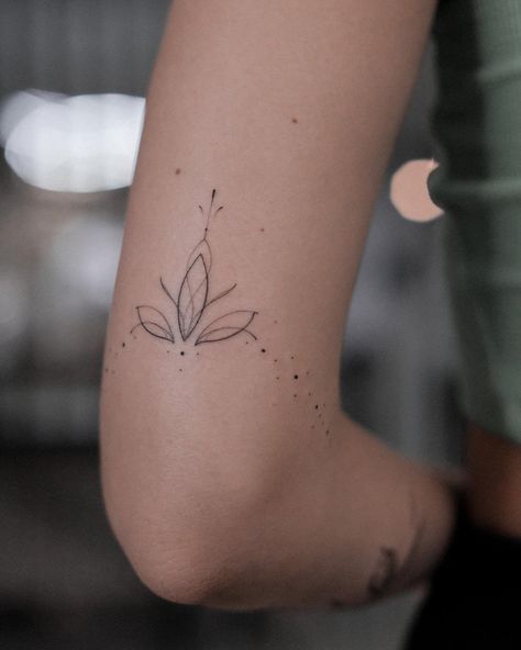 45 Stunning Tattoos For Women with Meaning Mama Tattoo, Stunning Tattoos, Boho Tattoos, Anklet Tattoos, Handpoke Tattoo, Small Pretty Tattoos, Petite Tattoos, Small Hand Tattoos, Cute Tattoos For Women