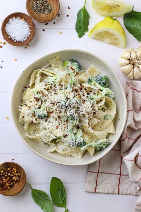 Broccoli Alfredo Pasta, Baked Boneless Chicken Breast, Creamy Cheese Sauce, How To Make Broccoli, Pasta Penne, Pasta Recipes Alfredo, Broccoli Alfredo, Fettuccine Pasta, Baked Pasta Recipes