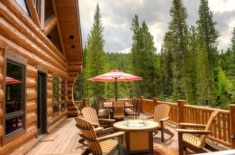 FALCON-MEWS-EXTERIOR-DECK Log Cabin Deck, Cabin Deck Ideas, Cabin Patio, Cabin Deck, How To Build A Log Cabin, Cabin Interior Design, Ecological House, Log Home Living, Log Cabin Designs