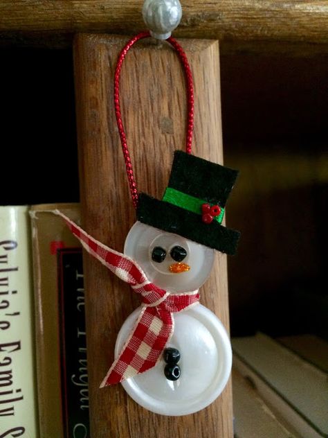 Button Ornaments Diy, Button Snowman, Button Wreath, Lab Humor, Diy Christmas Gifts For Kids, Sewn Christmas Ornaments, Preparing For Christmas, Creative Christmas Crafts, Button Projects