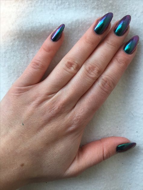 blue purple chrome nails january 2017 almond nails stiletto oil slick Purple Chrome Nails, Metallic Nails Design, Purple Chrome, Chrome Nail Polish, Metallic Nail Polish, Chrome Nail Art, Summer Toe Nails, Nail Polish Trends, Almond Acrylic Nails