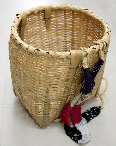 Japanese basket rucksack Primitive Bag, Japanese Basket, Pack Basket, Woven Backpack, Indian Baskets, Fishing Basket, Traditional Baskets, Bamboo Art, Berry Baskets