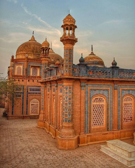 The Abbasi Royal Graveyard, located opposite to the #Derawar Fort, #Bahawalpur. Magnificent shot by @_the.lost.soul You can also submit your photos by using hashtag #dawndotcom #Derawarfort #architecture #royalgraveyard #photography #Bahawalpur #dawndotcom #Pakistan Derawar Fort, Celebrities Quotes, Pakistan Culture, Art Humor, Punjab Pakistan, Building Painting, Quotes Tattoos, Heritage Museum, Walled City