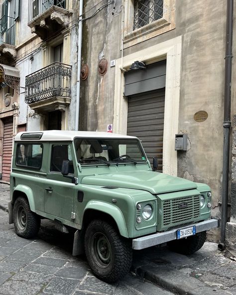 Range Rover Land Rover, Old Vintage Cars, Defender 90, Apartment Decor Inspiration, Dream Garage, Classic Cars Vintage, Range Rover Sport, Land Rover Defender