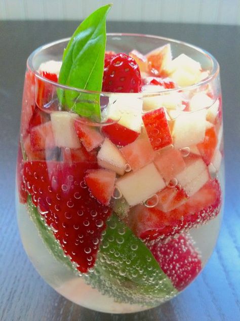 Yes Please!  Like wine? How about 20 sangria recipes? Yum Yum Yum! Strawberry Basil Sangria, Basil Sangria, Strawberry Basil, Sangria Recipes, God Mat, Think Food, Vegetarian Recipes Easy, Slow Food, Milkshakes