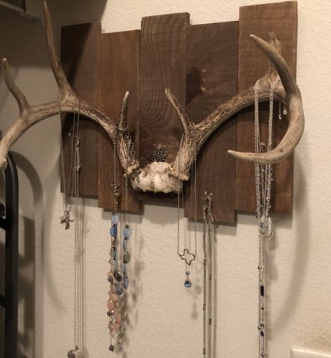 Deer Skull Jewelry Holder, Antler Art Projects, Deer Skull Mount Ideas, Shed Antler Display Ideas, Hanging Deer Antlers, Antler Decor Ideas, Antler Bathroom Decor, Deer Antler Decor Ideas, Deer Antler Jewelry Holder