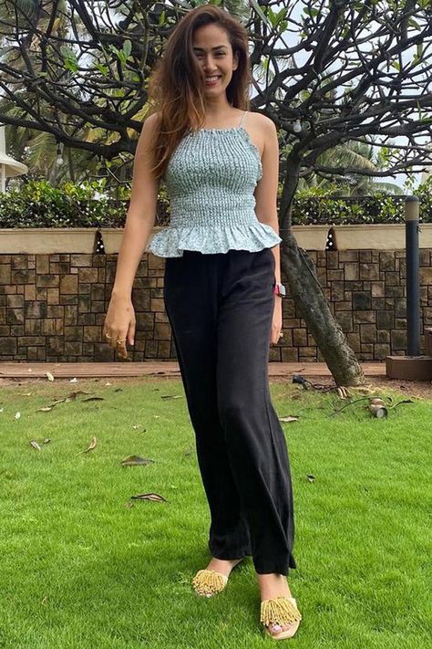 Regular Outfits Casual Simple, Meera Kapoor, Mira Kapoor, Regular Outfits, Trendy Dress Styles, Mira Rajput, Bollywood Outfits, Casual College Outfits, Casual Day Outfits