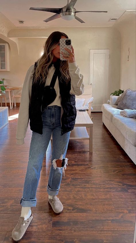 Fall Birks Outfit, Casual Boston Clog Outfit, Outfit Inspo Women 40s, Cute City Winter Outfits, Mom Outfits Trendy, Athletic Leisure Outfit Fall, Casual Winter To Spring Outfits, Outfits With Boston Birks, Boston Clogs Outfit Lazy