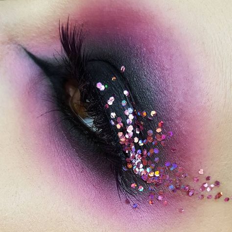 Alice 🍀 on Instagram: “🏵💐Confetti💐🏵 __________ @roseandsparkle_ Glitter in Chunky Holographic Pink @inglotuk gel liner no.77 @makeupgeekcosmetics eyeshadow in…” Gel Liner, Eyeshadow Makeup, Eyeshadow Palette, Watercolor Tattoo, Confetti, Glitter, Instagram Photos, Photo And Video, Instagram Photo