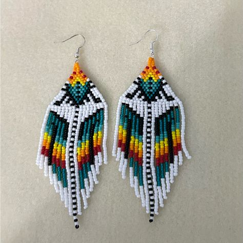 Handmade Beaded Earrings With Fringe. Made With Glass Seed Beads And Sterling Silver Plated Earring Hooks. White, Red , Black, Turquoise, Orange And Teal.4 Inches Long Pattern By Galiga Seed Bead Patterns Free Earrings, Fringe Earring Pattern, Seed Bead Patterns Free, Native Beading, Fringe Earring, Handmade Beaded Earrings, Beading Inspiration, Earring Kit, Native American Beaded Earrings