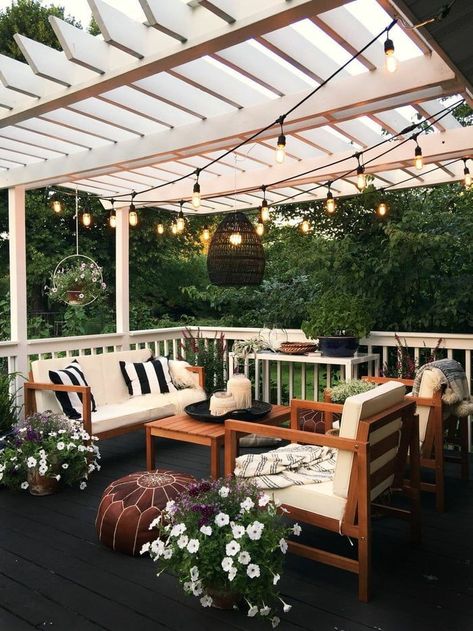 outdoor seating area, outdoor living room, outdoor furniture on back porch design, patio seating area with outdoor sofa and twinkle lights Design Per Patio, Balkon Decor, Pergola Lighting, Design Exterior, Pergola Patio, Boho Home, Design Living, Design Case, Outdoor Design