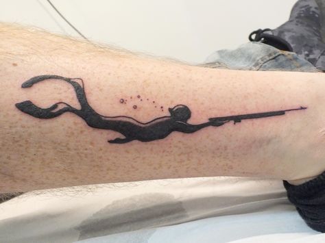 #tattoo #ink #syawlatattoo #buceador #sea Spear Fishing Tattoo, Spearfishing Tattoo, Diver Tattoo Ideas, Location Tattoo, Scuba Tattoo, Diver Tattoo, Hunter Tattoo, Hunting Tattoos, Small Shoulder Tattoos