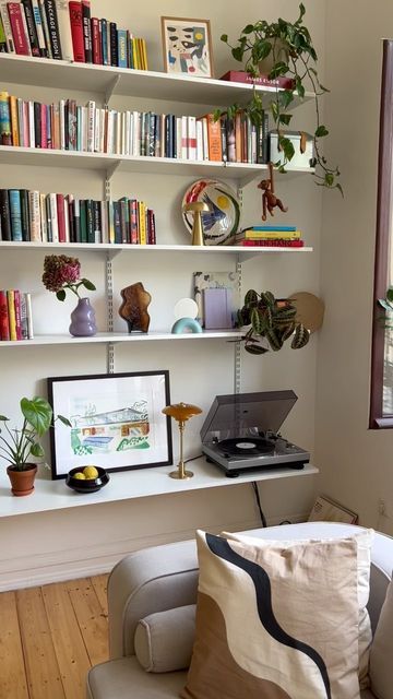 Small Home Library Ideas, Little Bookshelf, Small Home Library, Minimalist Bookshelves, Bookshelf Inspo, Aesthetic Library, Home Library Ideas, Large Bookshelves, Sitting Room Design