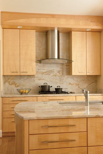 Vallon paired Tiger's Eye maple #cabinets with marble-like #granite #countertops. #kitchen #interior #design Modern Wood Kitchen, Light Wood Kitchens, Maple Kitchen Cabinets, Kitchen Remodel Countertops, Desain Pantry, Black Granite Countertops, Maple Kitchen, Home Design Magazines, Oak Kitchen Cabinets