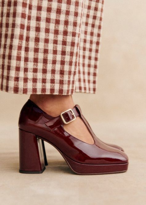 Mary Janes Aesthetic, Lifestyle Dresses, Mary Jane Heels, Mary Jane Shoes, Mode Inspiration, Small Leather Goods, Leather Cover, Parisian Style, Cute Shoes