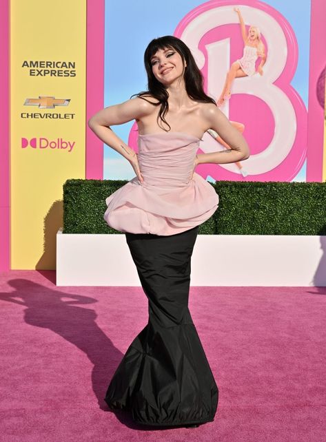 Duolingo Owl, Margot Robbie Ryan Gosling, Movie Premiere Outfit, Barbie Premiere, Dove Cameron Tattoo, Movie World, Pink Peplum Top, The Barbie Movie, Slay Outfits