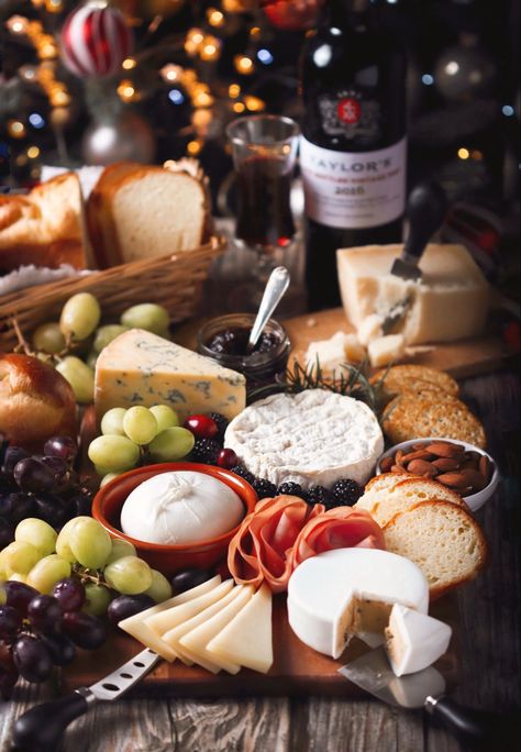 Cheese Board Photography Food Styling, Cheese Christmas, Cheese Table, Breakfast Board, Smoked Cheese, Wine Photography, Cheese Tasting, Wine Table, Tasting Party