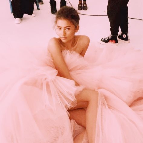 Pink Zendaya, Zendaya Shoot, Zendaya Pink, Zendaya Pink Aesthetic, Zendaya Chanel Photoshoot, Zendaya Aesthetic Red Carpet, Zendaya In Pink, Airport Fits, Zendaya Outfits